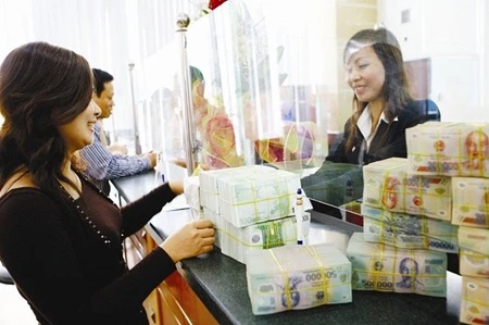 Many banks have raised deposit rates over the past few weeks to improve liquidity amid the pressure of a stronger US dollar (Photo: tuoitre.vn)